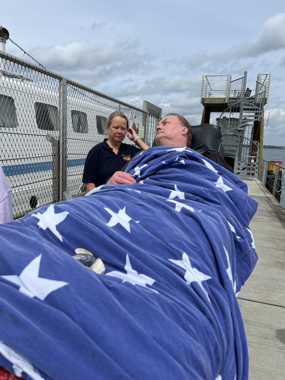 Uwe am Hafen auf der Trage